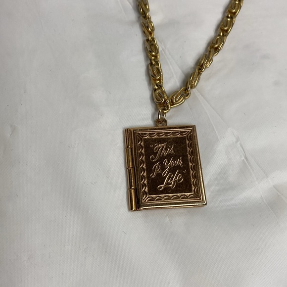 Vintage Mid -Century Gold Tone Locket Book Shaped Says This Is Your Life Opens - Picture 5 of 13